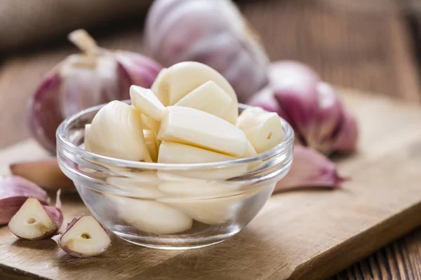 Geschälter Knoblauch (auf Holz) — Stockfoto