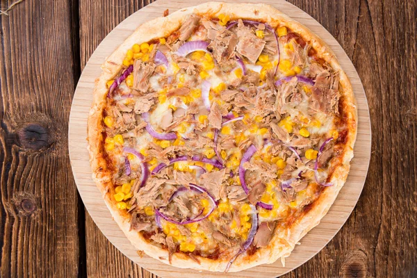 Friss készült Tonhalas Pizza — Stock Fotó