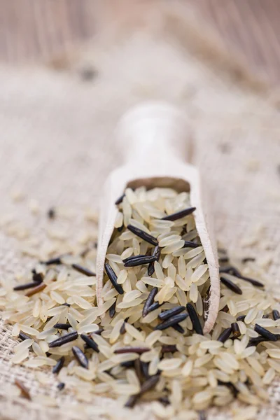 Mieszany ryż na drewnianą łyżką — Zdjęcie stockowe