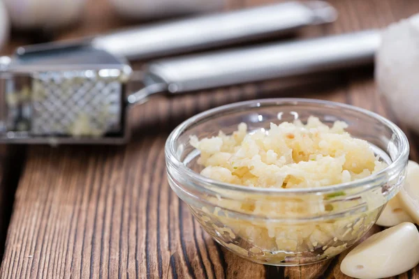 Garlic Press (with fresh Garlic) — Stock Photo, Image