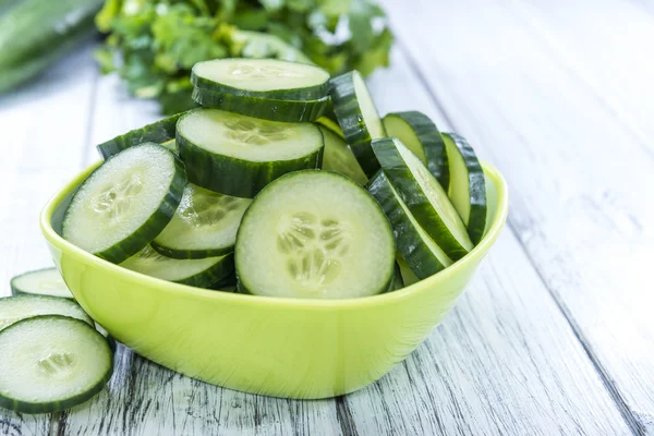 Oogsten van verse komkommers — Stockfoto