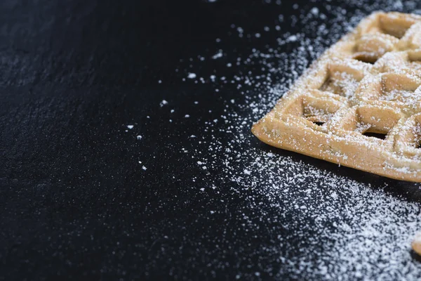 Vers gemaakt wafels met poeder suiker — Stockfoto