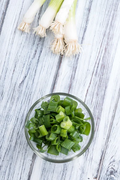 Skål med skivad salladslök — Stockfoto