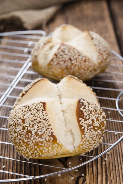 Pretzel Roll met sesam — Stockfoto