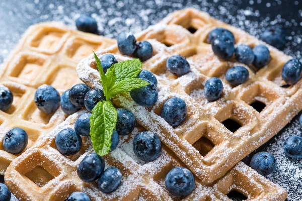 Zelfgemaakte wafels met bosbessen — Stockfoto