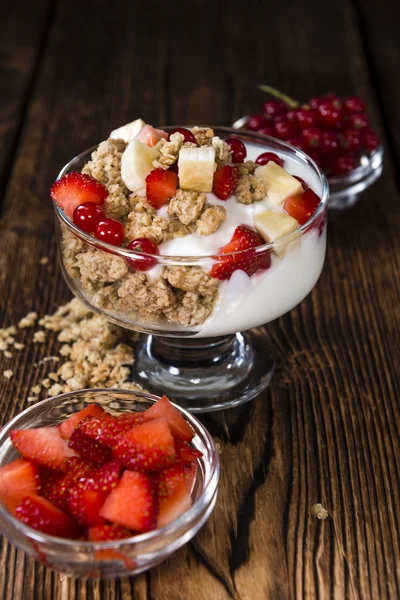 Vidro com iogurte crocante e frutas frescas — Fotografia de Stock