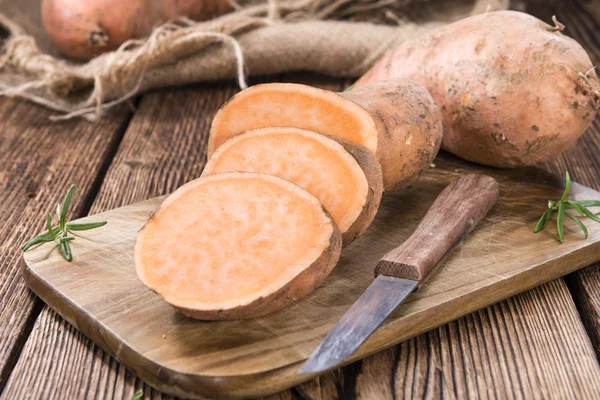 Zoete aardappel op hout — Stockfoto