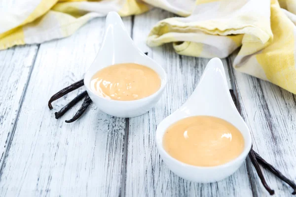 Salsa alla vaniglia in una piccola ciotola — Foto Stock