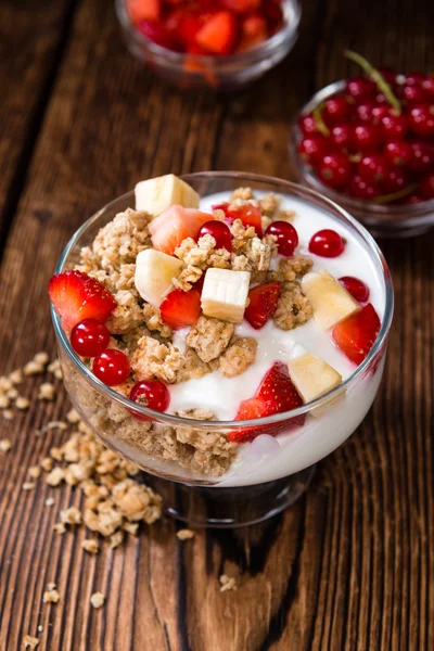 Knuspriger Joghurt mit frischen Früchten — Stockfoto