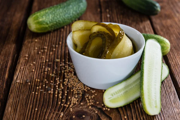 Gedeelte van gesneden en gepekelde komkommers — Stockfoto