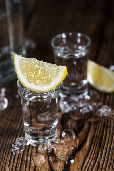 Vodka Tiros na mesa — Fotografia de Stock