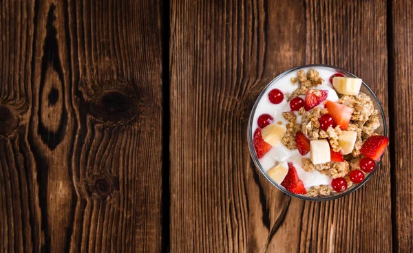 Glas mit knusprigem Joghurt — Stockfoto