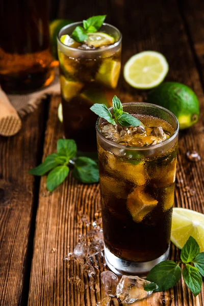 Vers gemaakte Cuba Libre longdrinks — Stockfoto