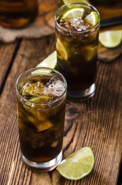 Zelfgemaakte Cuba Libre longdrinks — Stockfoto