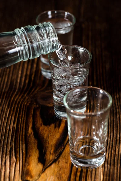 Vodka Coups de feu sur table en bois — Photo