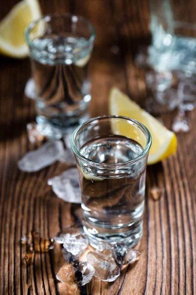 Vodka Tiros na mesa — Fotografia de Stock