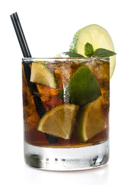 Frisch zubereiteter cuba libre Longdrink — Stockfoto