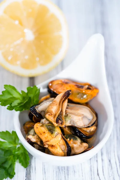 Mejillones en escabeche con limón — Foto de Stock