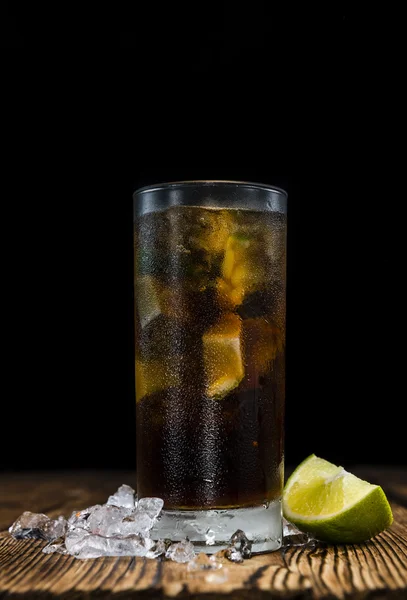 Zelfgemaakte Cuba Libre longdrink — Stockfoto