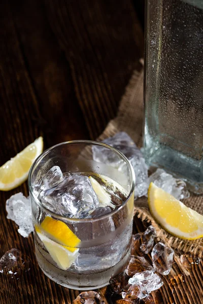 Vodka shot with lemons and ice — Stock Photo, Image