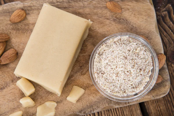 Ruwe marsepein op tafel — Stockfoto