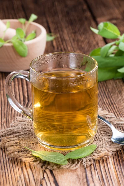 Salbeitee in einem kleinen Glas — Stockfoto