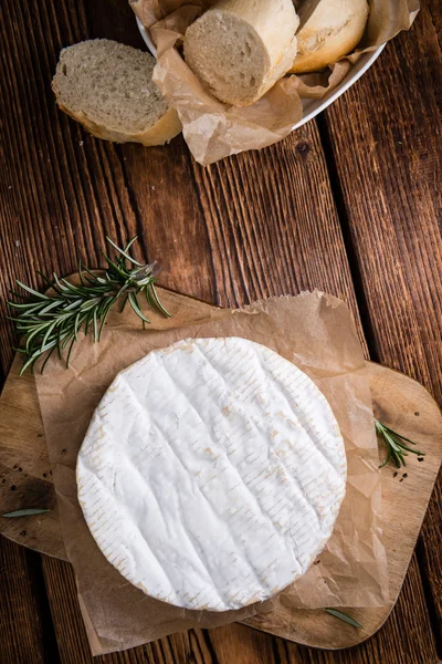 Andel av kremfarget kamembert – stockfoto