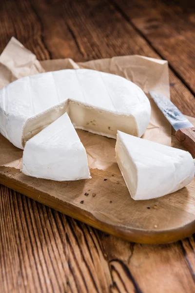 Peças de Camembert cremoso — Fotografia de Stock