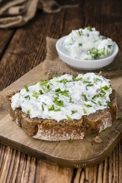 Brot mit Kräuterquark — Stockfoto