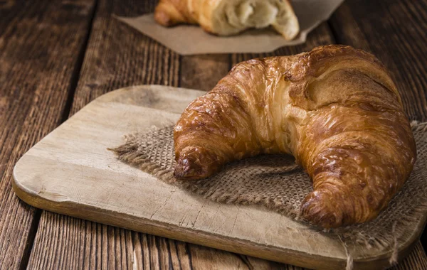 Frisch gebackene Croissants — Stockfoto