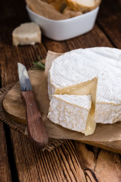 Frischer cremiger Camembert — Stockfoto