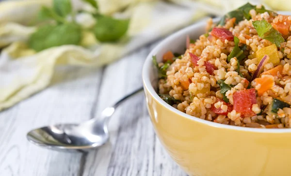 Frisch zubereiteter Bulgur-Salat — Stockfoto