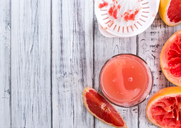 Стекло с грейпфрутовым соком — стоковое фото