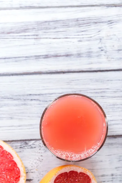 Glas mit Grapefruitsaft — Stockfoto