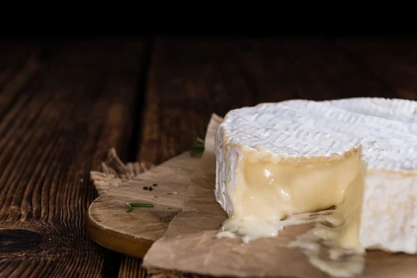 Porção de Camembert cremoso — Fotografia de Stock