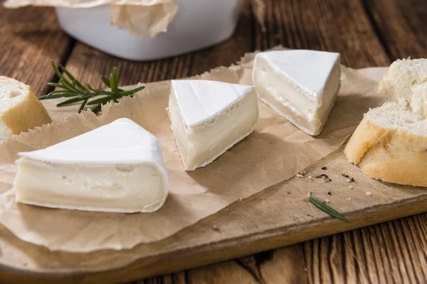 Stukken van romige Camembert — Stockfoto