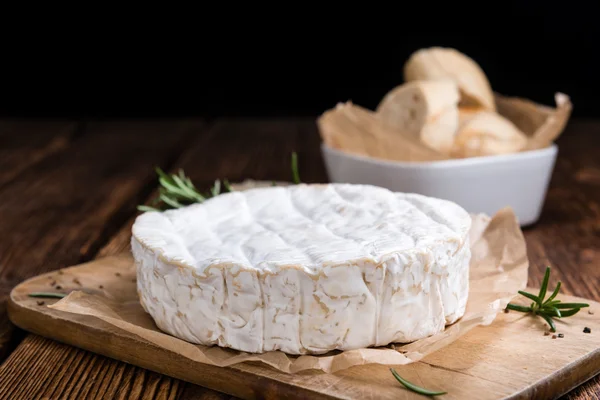 Camembert na drewnianym stole — Zdjęcie stockowe