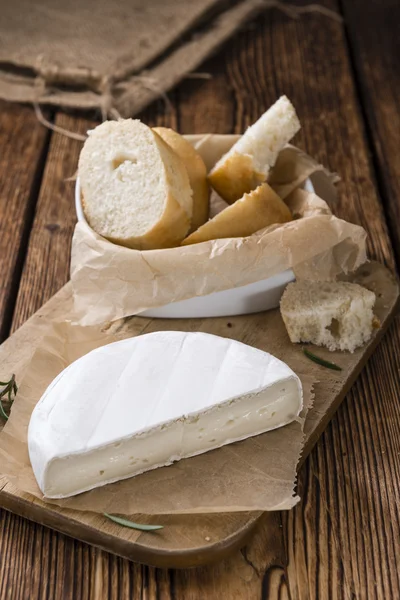 Peças de Camembert cremoso — Fotografia de Stock