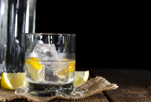 Vodka en las rocas en la mesa — Foto de Stock