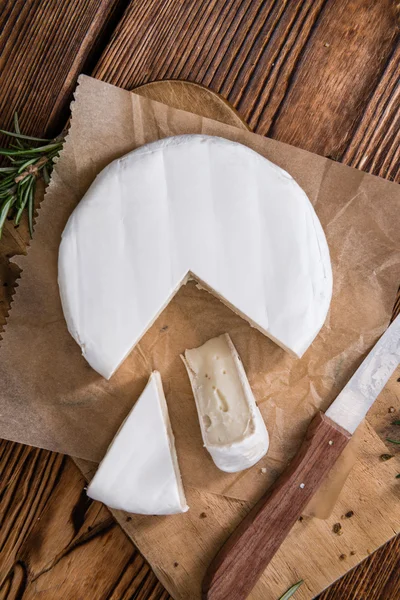 Stukken van romige Camembert — Stockfoto