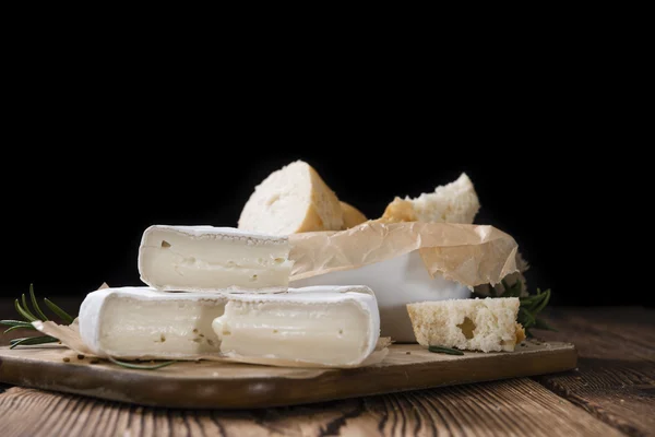 Stücke von cremigem Camembert — Stockfoto