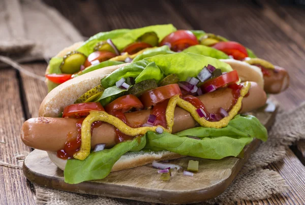 Cachorro quente com legumes frescos — Fotografia de Stock