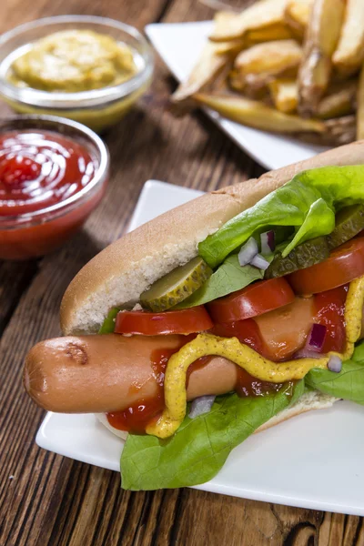 Cachorro quente com legumes frescos — Fotografia de Stock