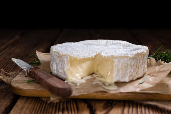 Camembert em mesa de madeira rústica — Fotografia de Stock