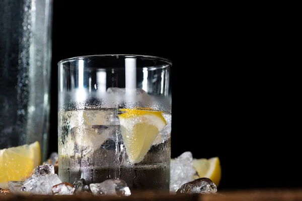 Vodka nas rochas na mesa — Fotografia de Stock