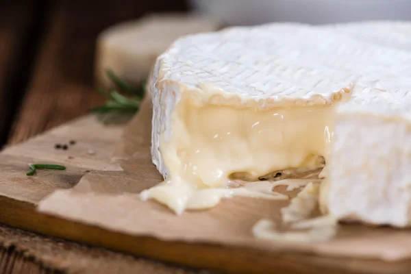 Gedeelte van romige Camembert — Stockfoto