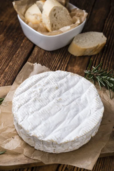 Camembert cremoso na mesa — Fotografia de Stock