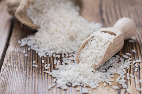 Portion de riz sur table en bois — Photo