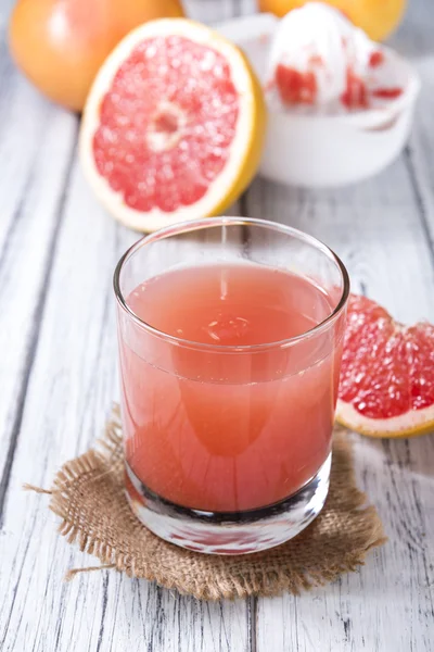 Frisch gepresster Grapefruitsaft — Stockfoto