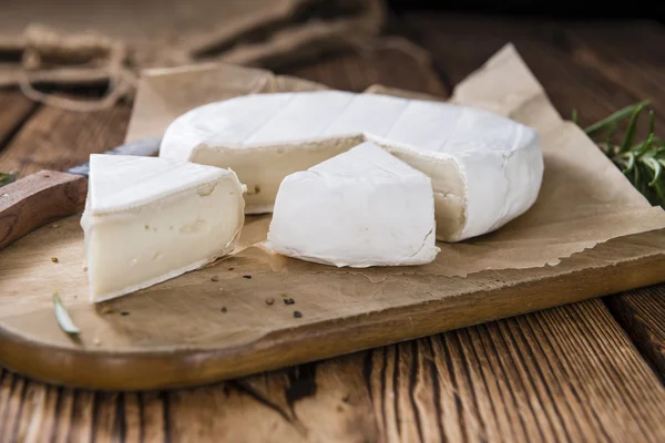 Stukken van romige Camembert — Stockfoto